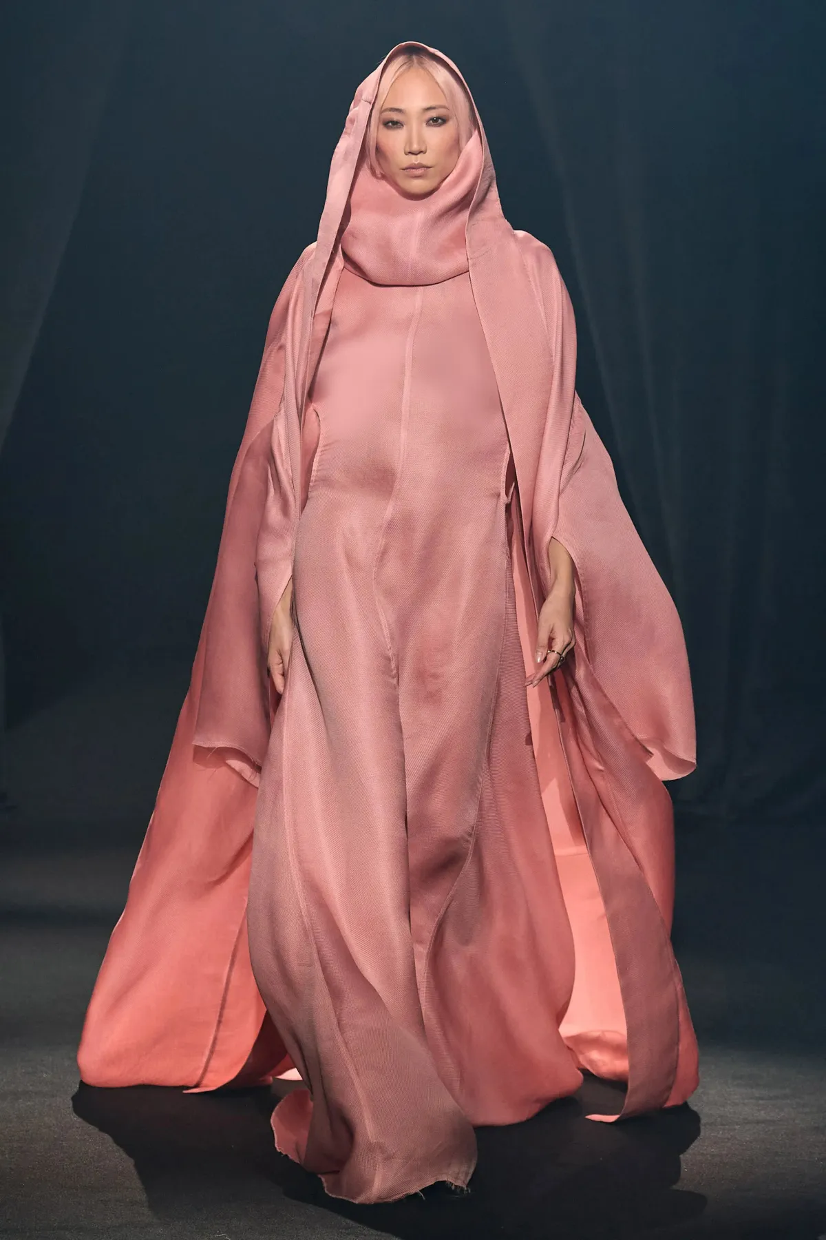 زي من AZ Factory يتميز بغطاء على الرأس 