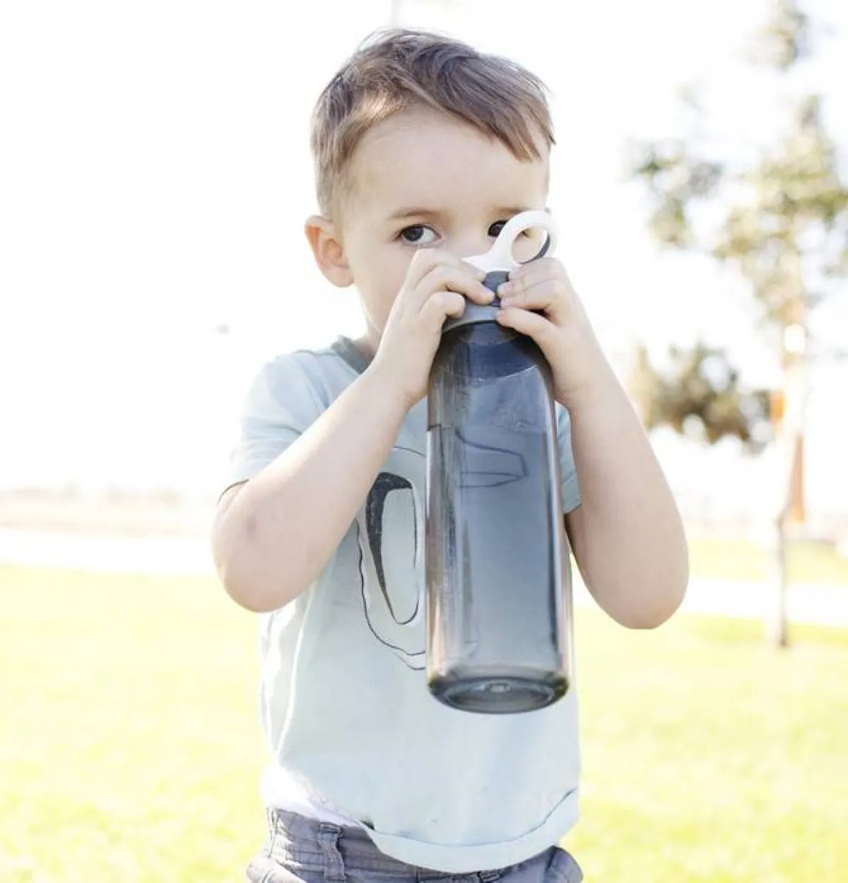 صورة لطفل يشرب الماء