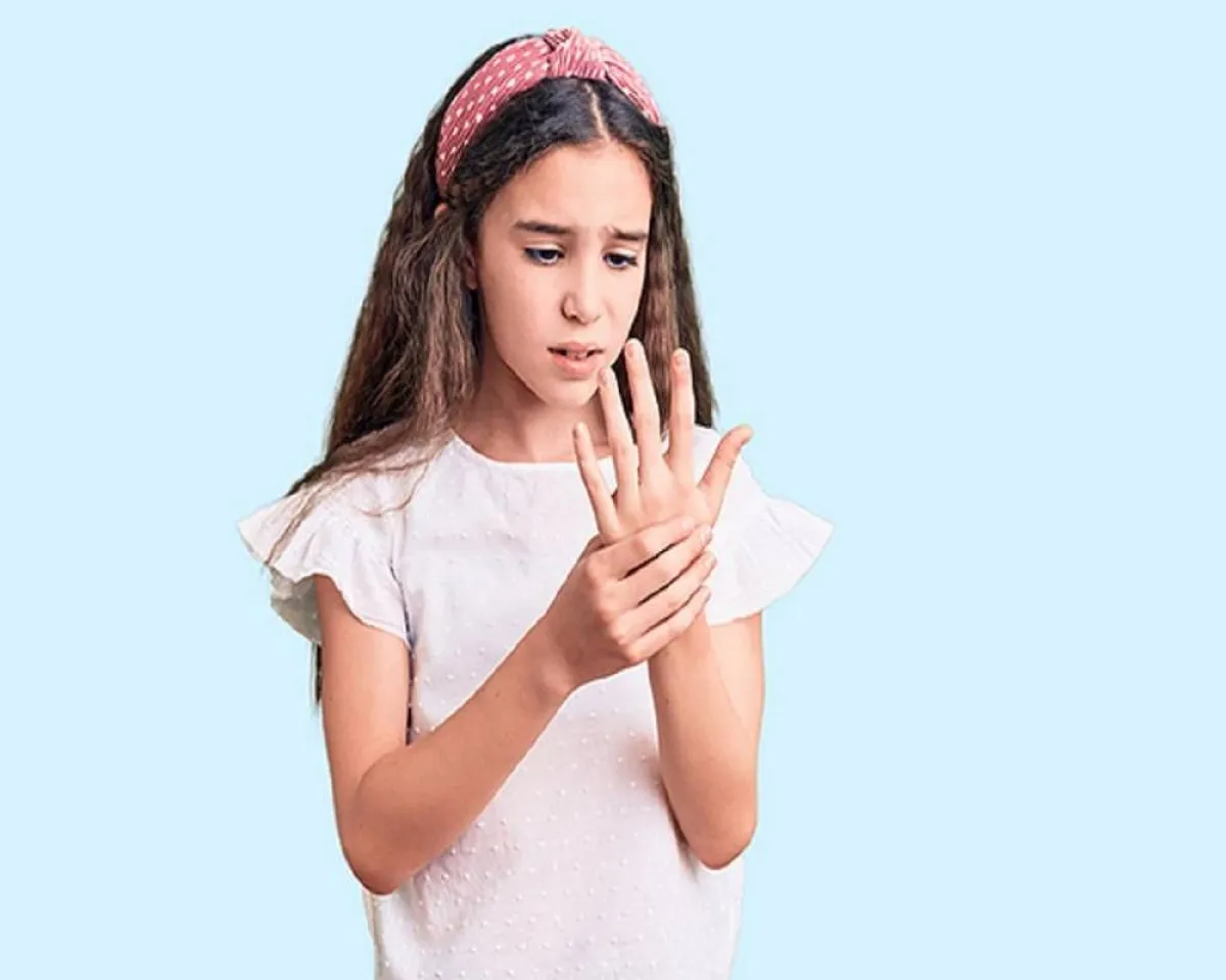 صورة لطفلة تعاني من التهاب المفاصل