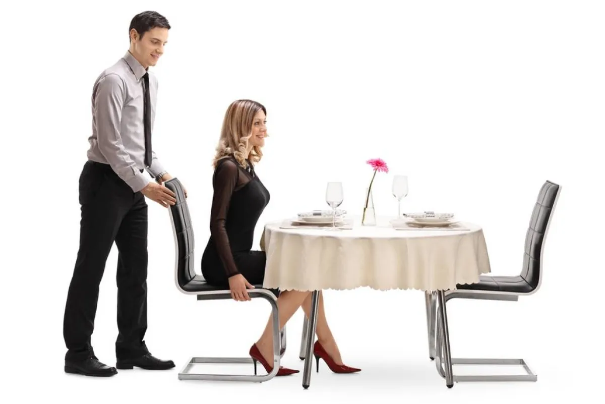 من الهامّ أن أن تتخذ كل سيدة موقعها في الطاولة، بمساعدة الرجل