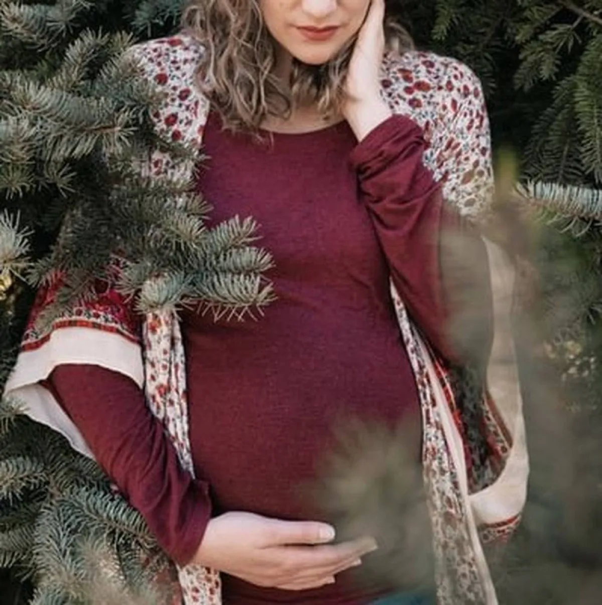 صورة لحامل تمشي 