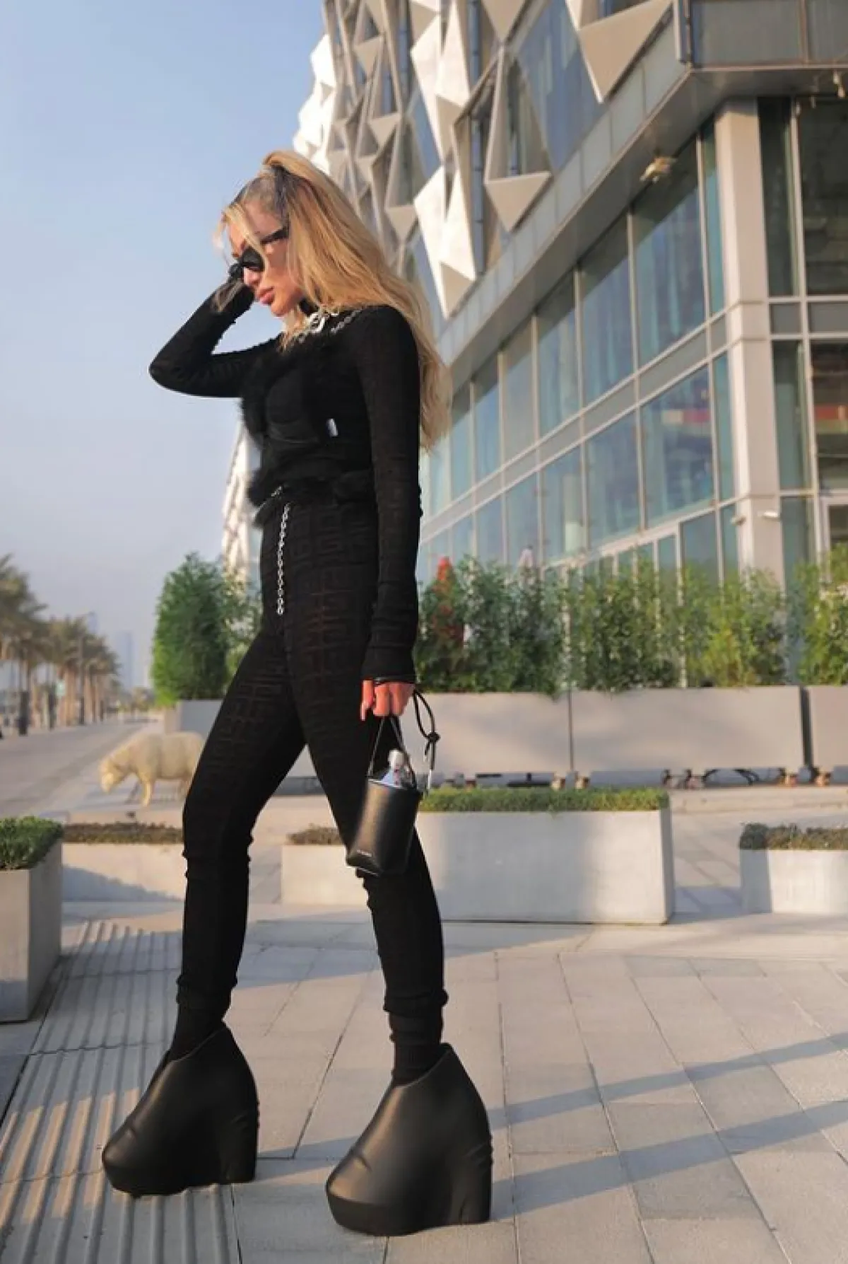 مايا دياب تنتعل حذاء مميزاً أسود