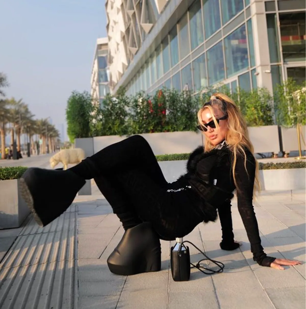 مايا دياب تنتعل حذاء اسود