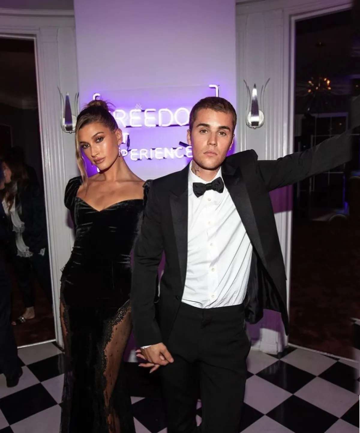 هايلي بيبر في فستان اسود من اليساندرا ريتش Alessandra Rich