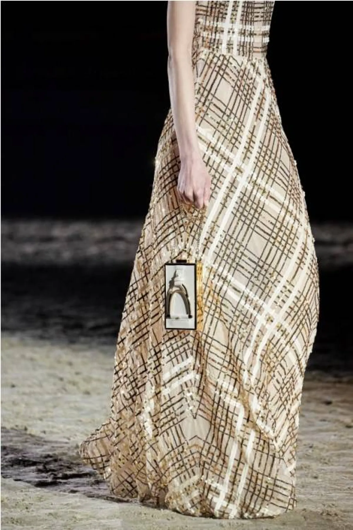 حقيبة كلاتش بتصميم ذهبي من إليزابيتا فرانكي  Elisabetta Franchi