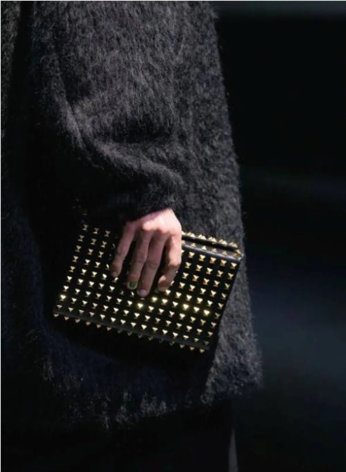 حقيبة كلاتش من الجلد الأسود من فالنتينو  Valentino