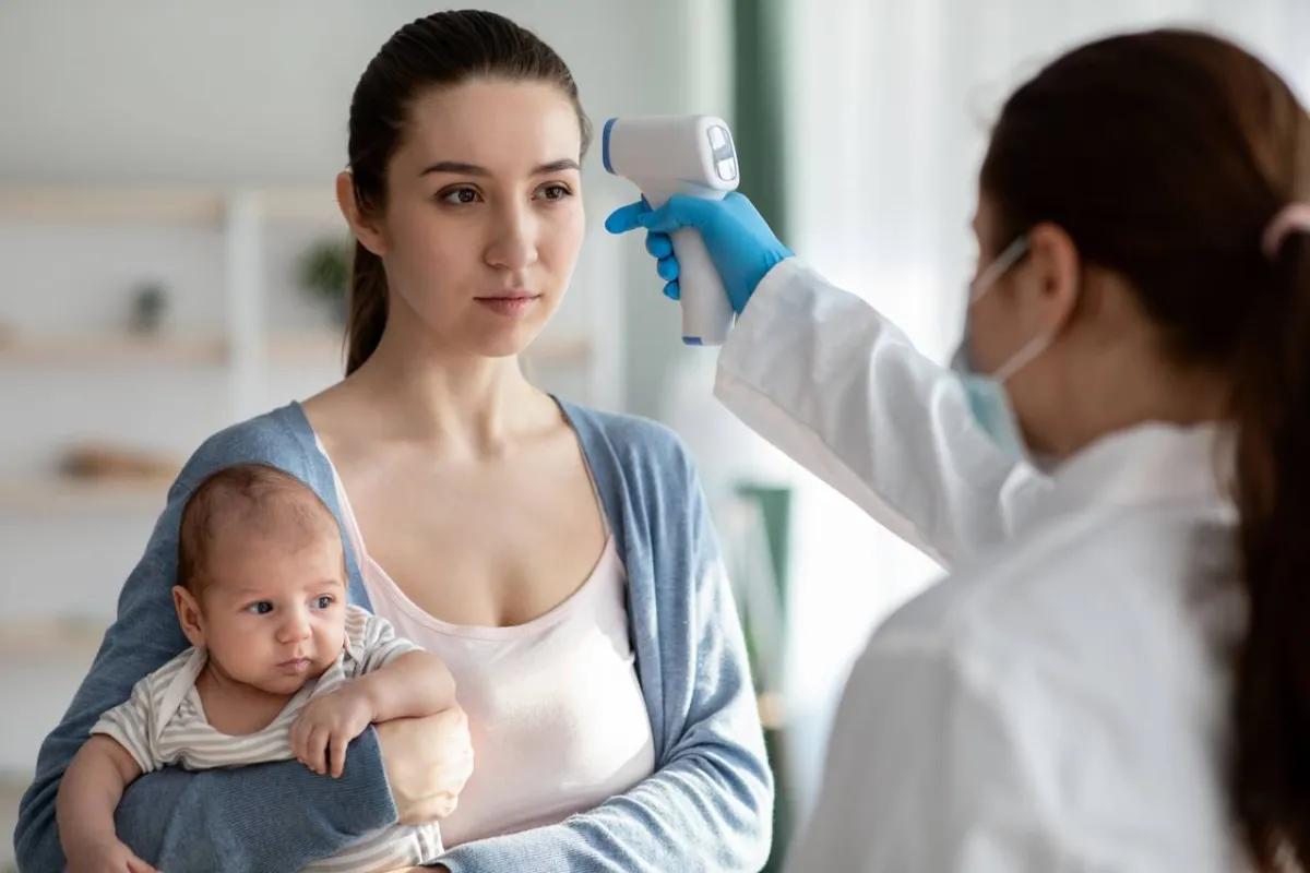 صورة لأم تقوم بالفحص الحراري