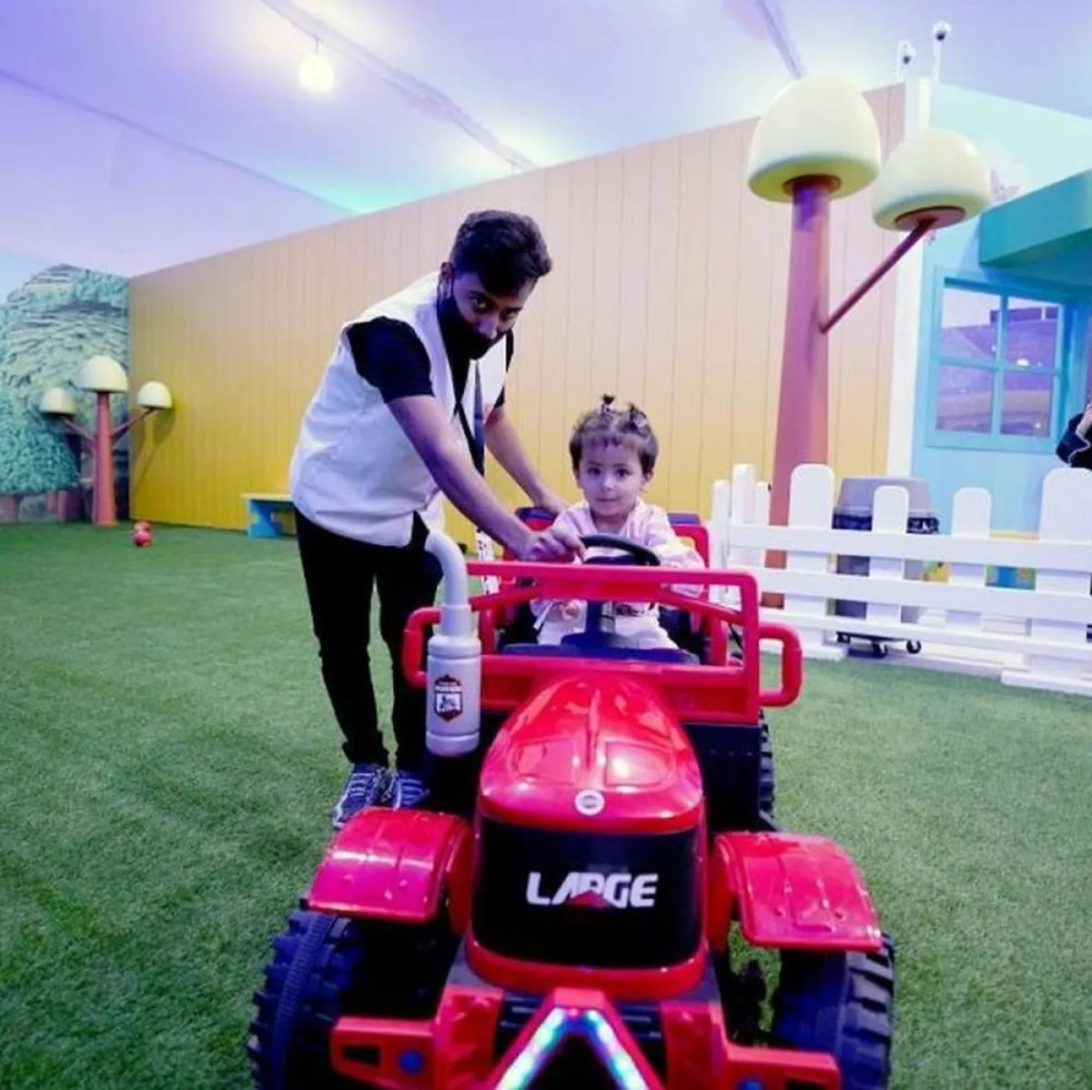 صورة لطفل يلعب