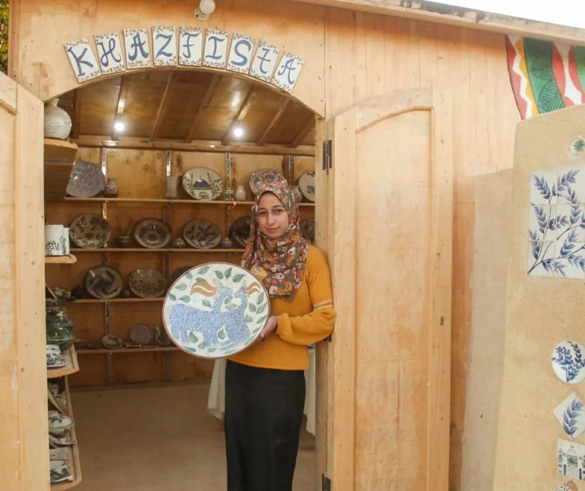 طالبة تعرض الخزف