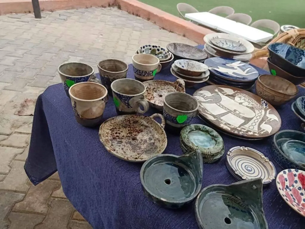 خزف إيفيلن في معرض فني