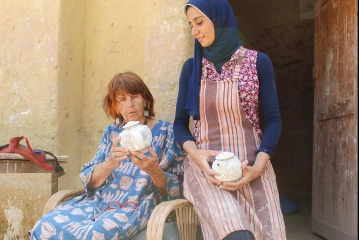 إيفيلين مع إحدى الطالبات