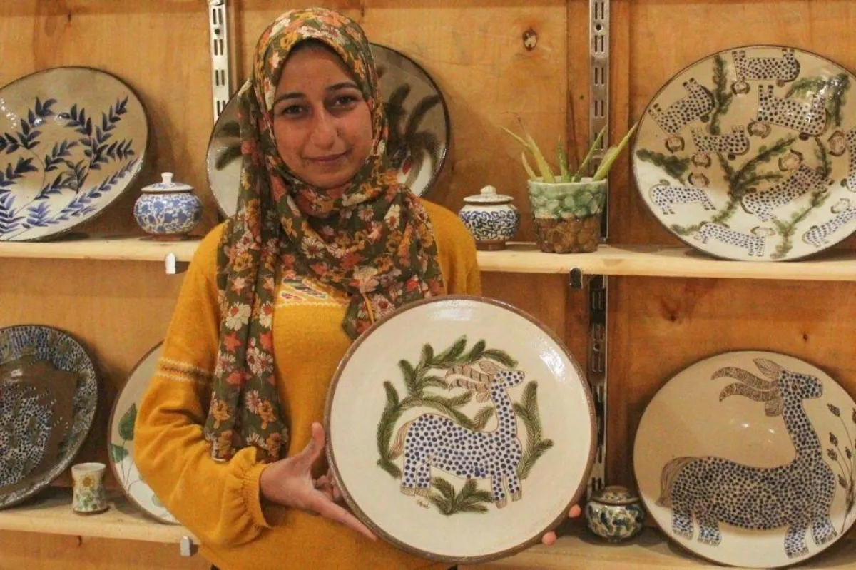 طالبة تعرض الخزف