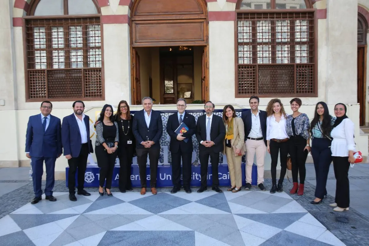 محمد حفظي رئيس المهرجان ولقطة تذكارية مع مسؤولي الجامعة الأميركية بالقاهرة - الصورة من المسؤول الإعلامي بالمهرجان