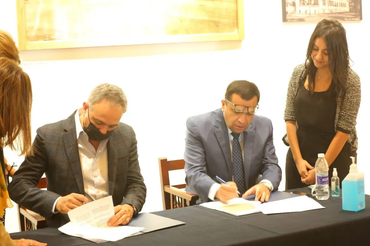 محمد حفظي يشهد توقيع الاتفاق   - الصورة من المسؤول الإعلامي بالمهرجان
