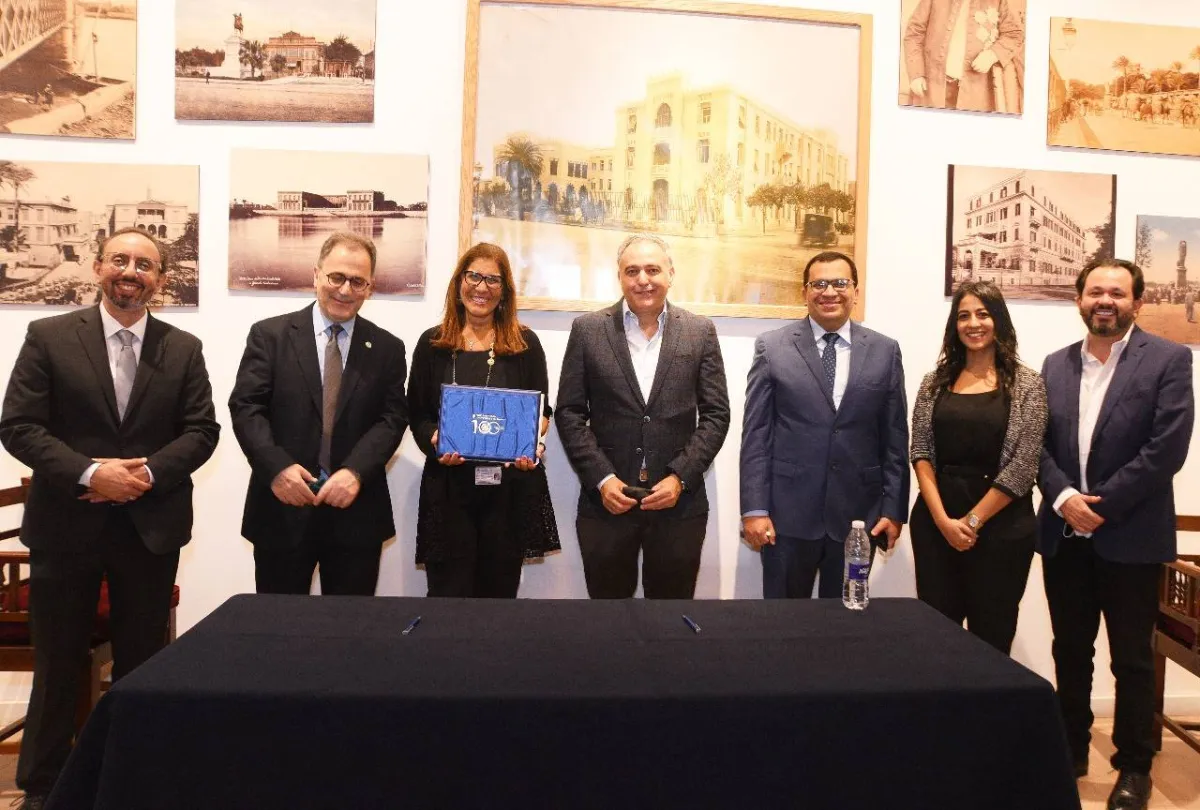 صورة تذكارية من توقيع الاتفاق مع الجامعة الأميركية بالقاهرة - الصورة من المسؤول الإعلامي للمهرجان