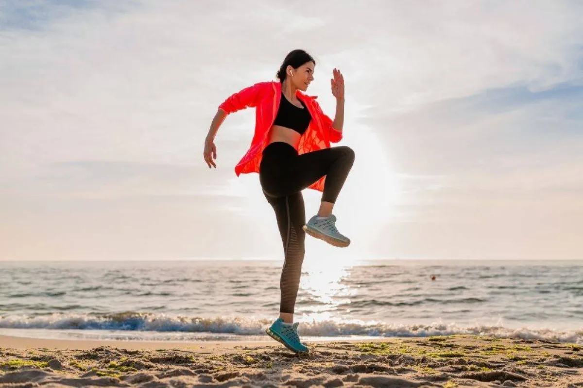 صورة توضح فتاة تمارس رياضة