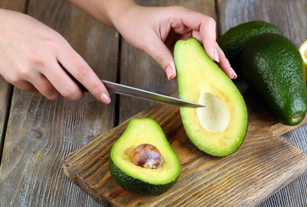 صورة لحامل تقوم بتقطيع الأفوكادو