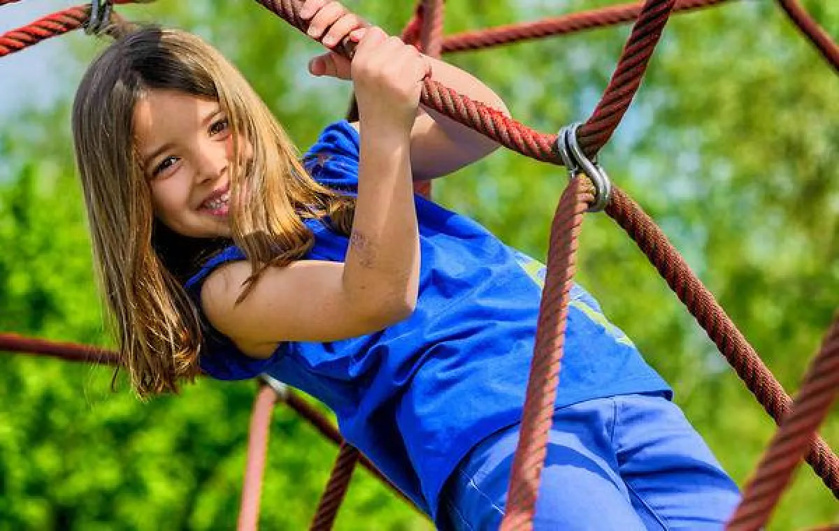 صورة لطفلة تتسلق الحبال