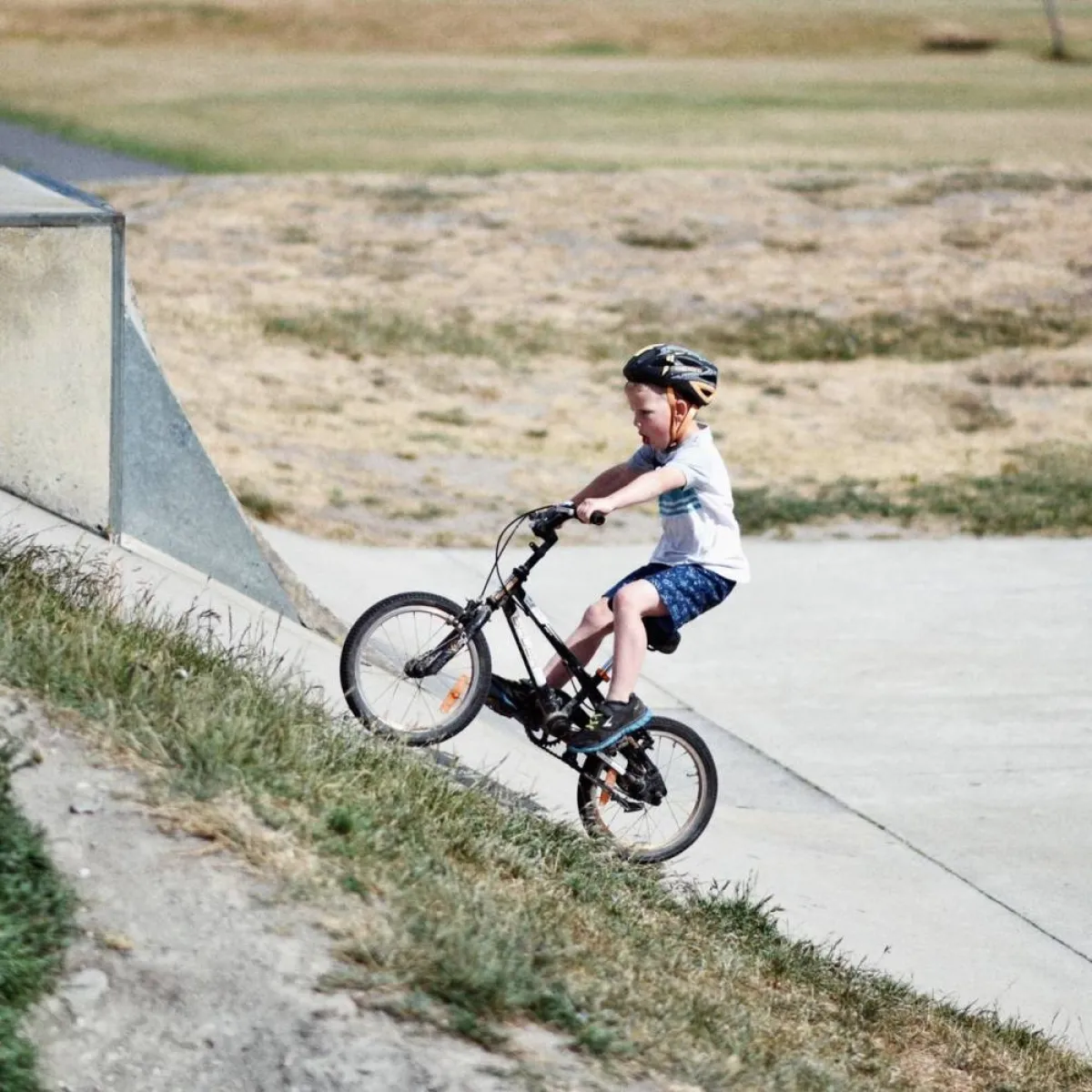 صورة لطفل يلعب 