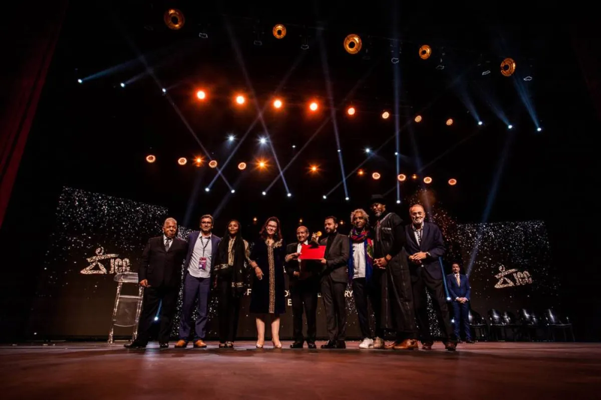 وزيرة الثقافة التونسية حياة قطاط القرمازي تتوسط لجنة تحكيم الأفلام الرواية الطويلة مع الفائز بالتانيت الذهبي عن الفيلم المصري "رييش "الصورة من موقع المهرجان