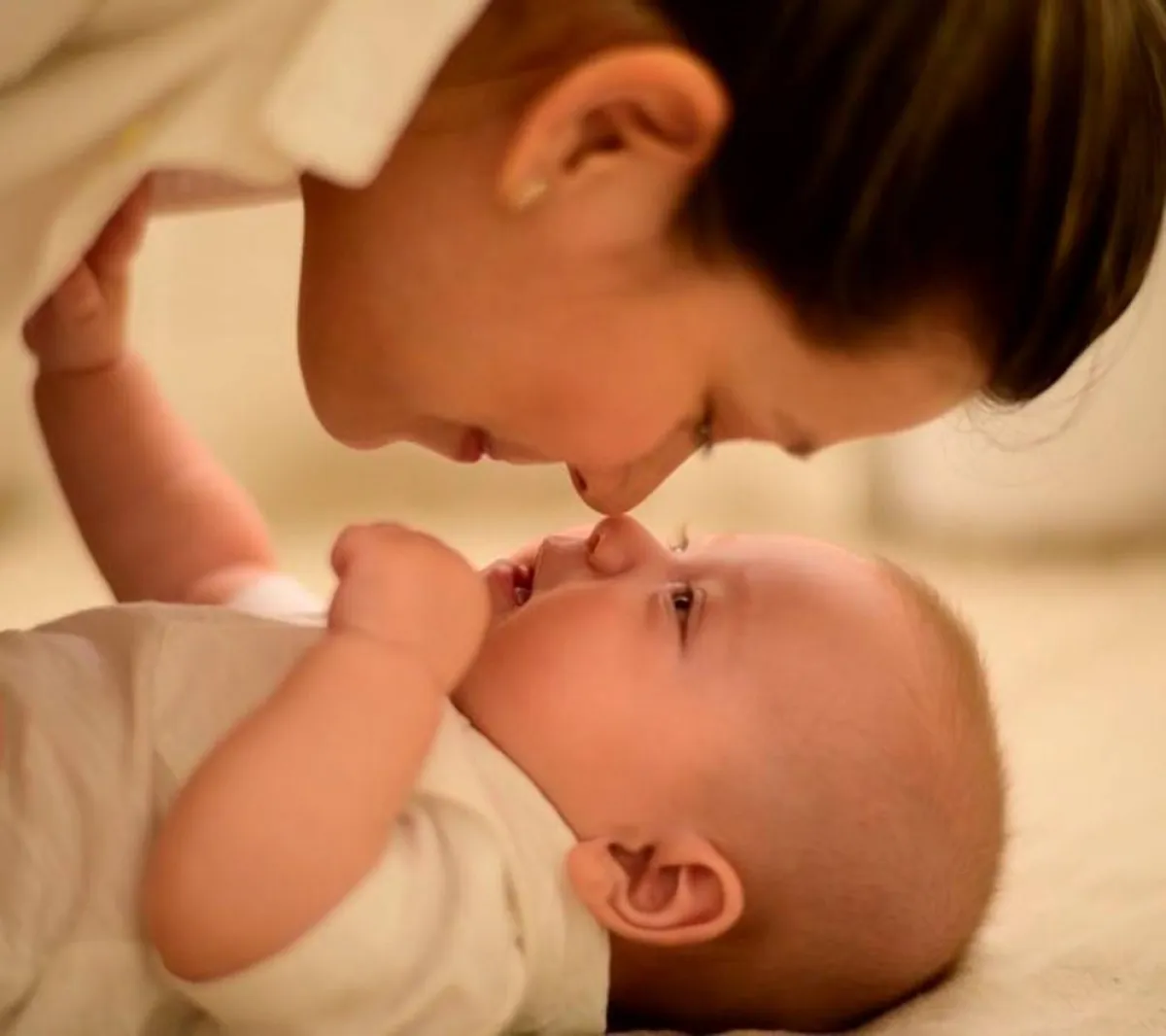 صورة تبين علاقة الأم بالرضيع