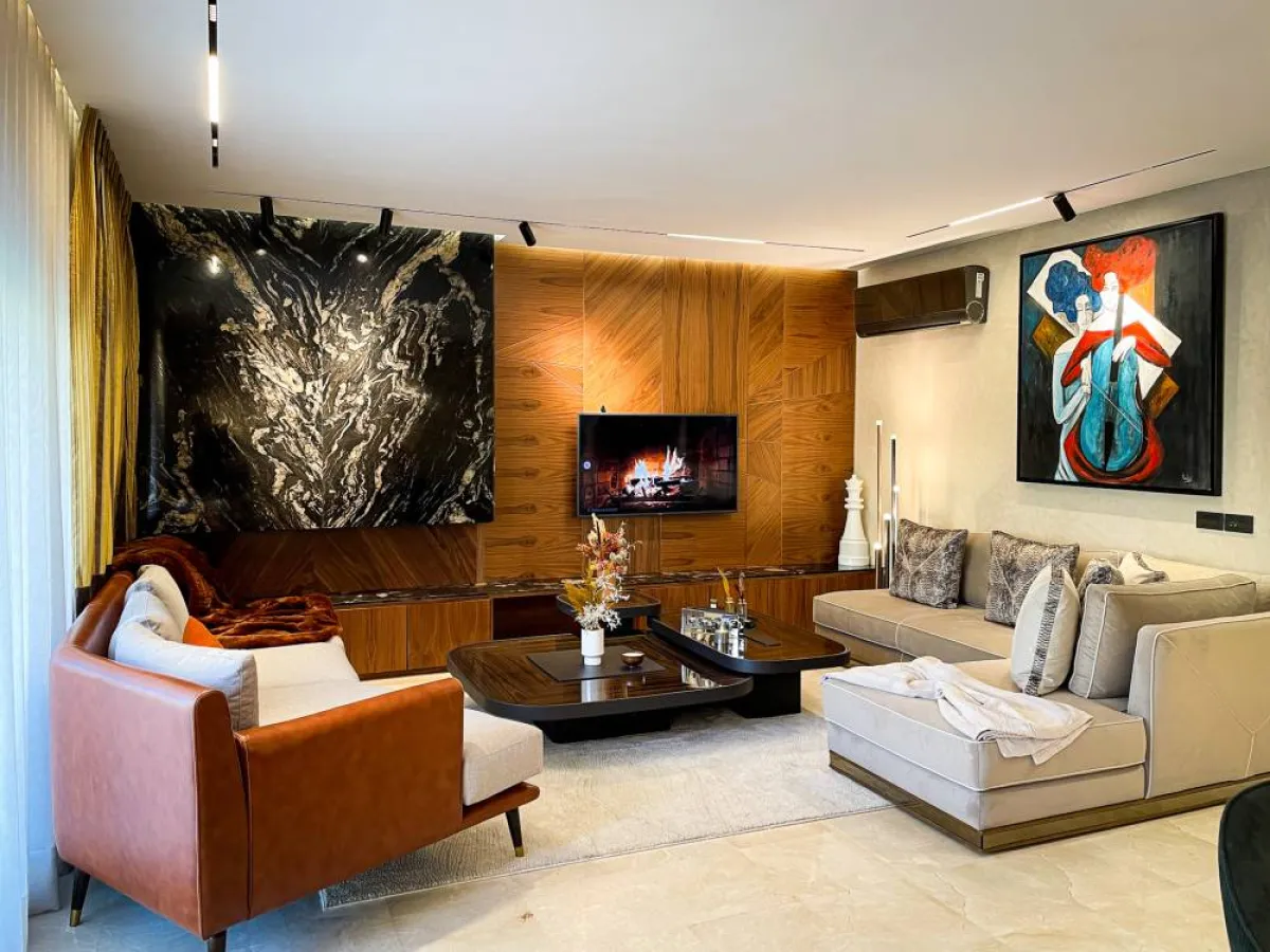  الألوان الداكنة، في المساحات الفسيحة