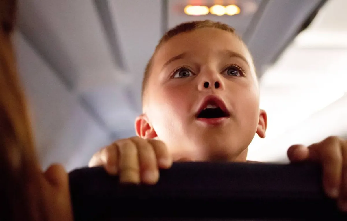 إذا كان الطفل عُرضة للإصابة بدوار الحركة، فمن الضروري تجنب الجلوس باتجاه الجزء الخلفي من الطائرة