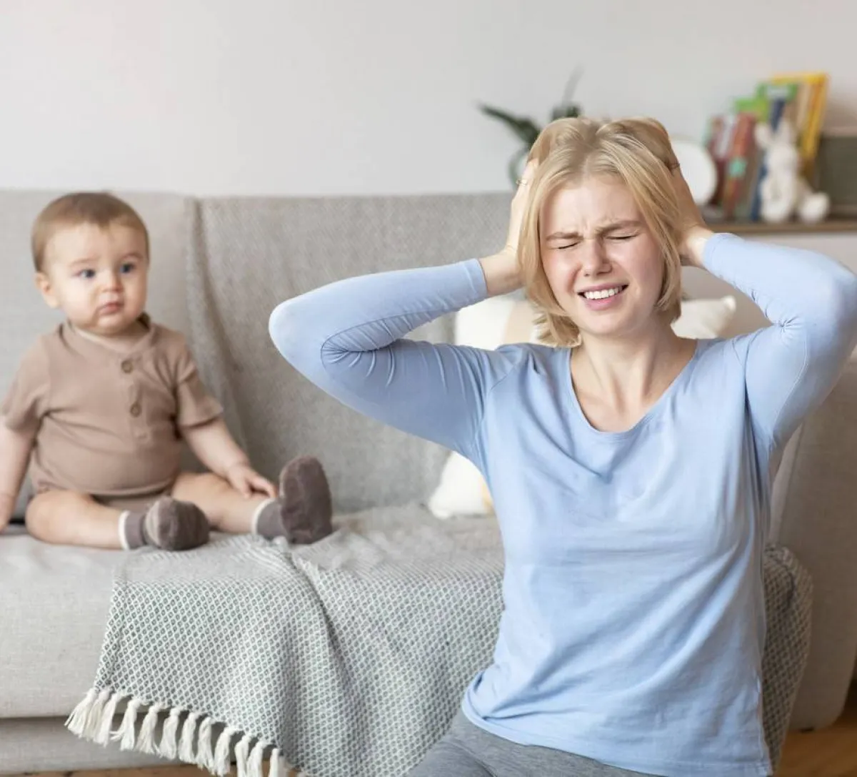 أم تتذمر من رضيعها