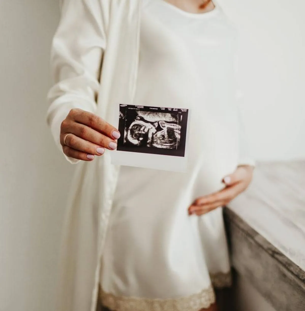 صورة لحامل سعيدة بحملها