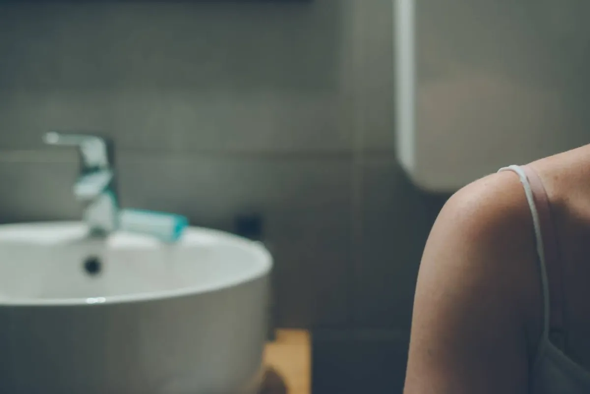 صورة لامرأة في الحمام