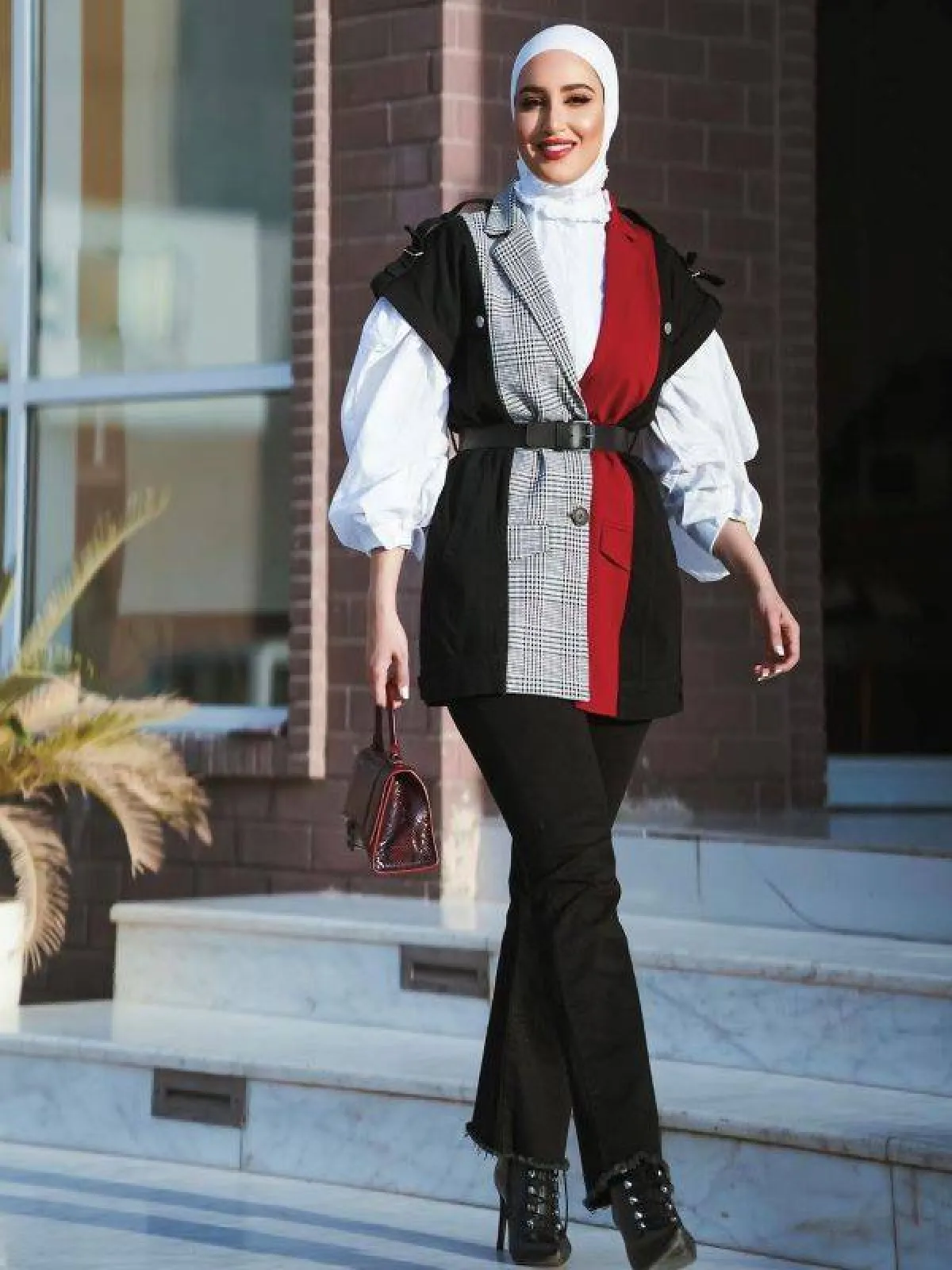 المعطف المصمم بعدة اقمشة من دلال الدوب