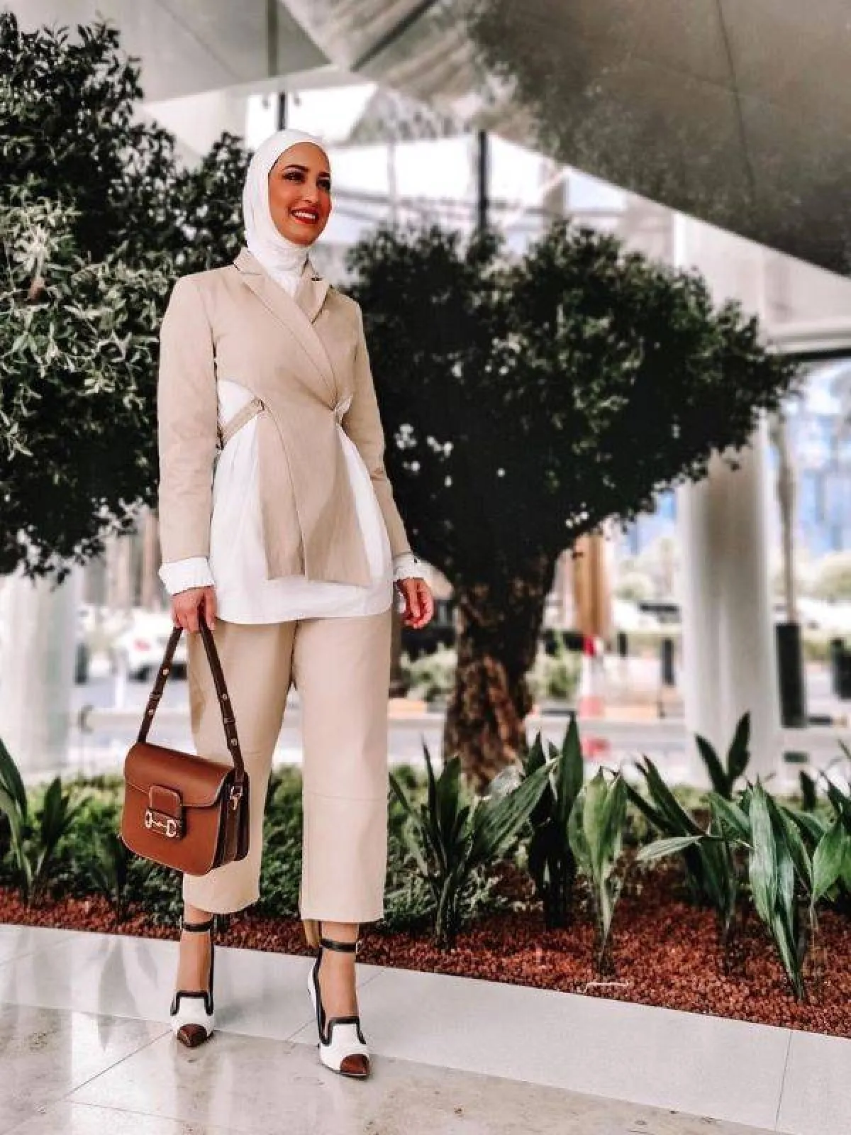 اطلالة حيادية الالون