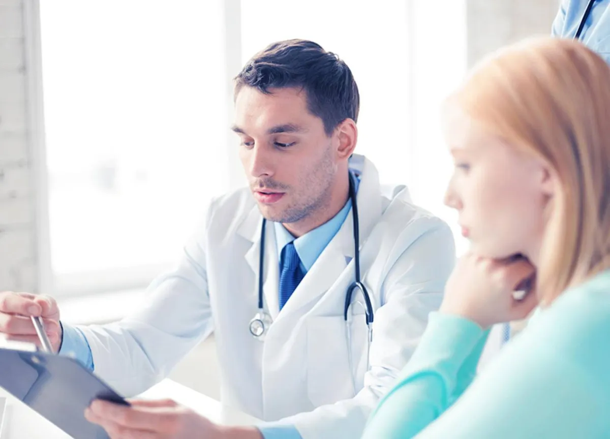 صورة لطبيب يقوم بتشخيص مشاكل الحمل