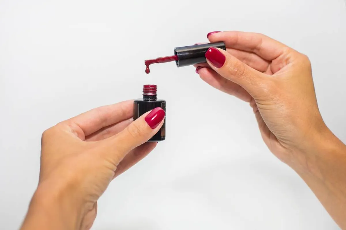 طرق إزالة طلاء الأظافر من الأريكة، مهما كان قماشها