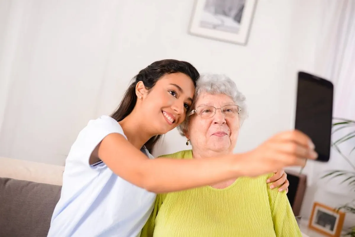 الإيجابيّة في التعامل مع المسنّ(ة)