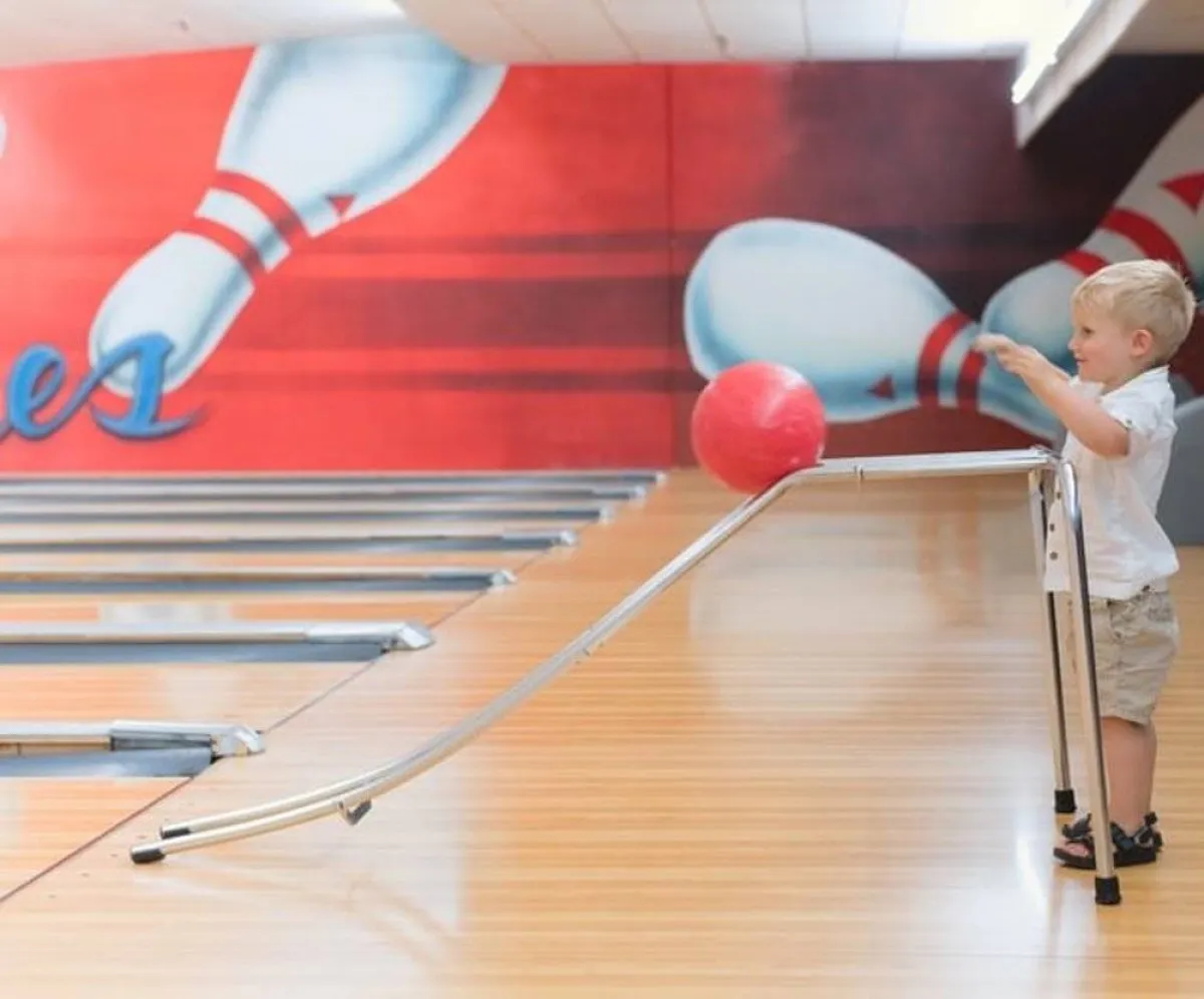 صورة لطفل يلعب في مكان للترفيه