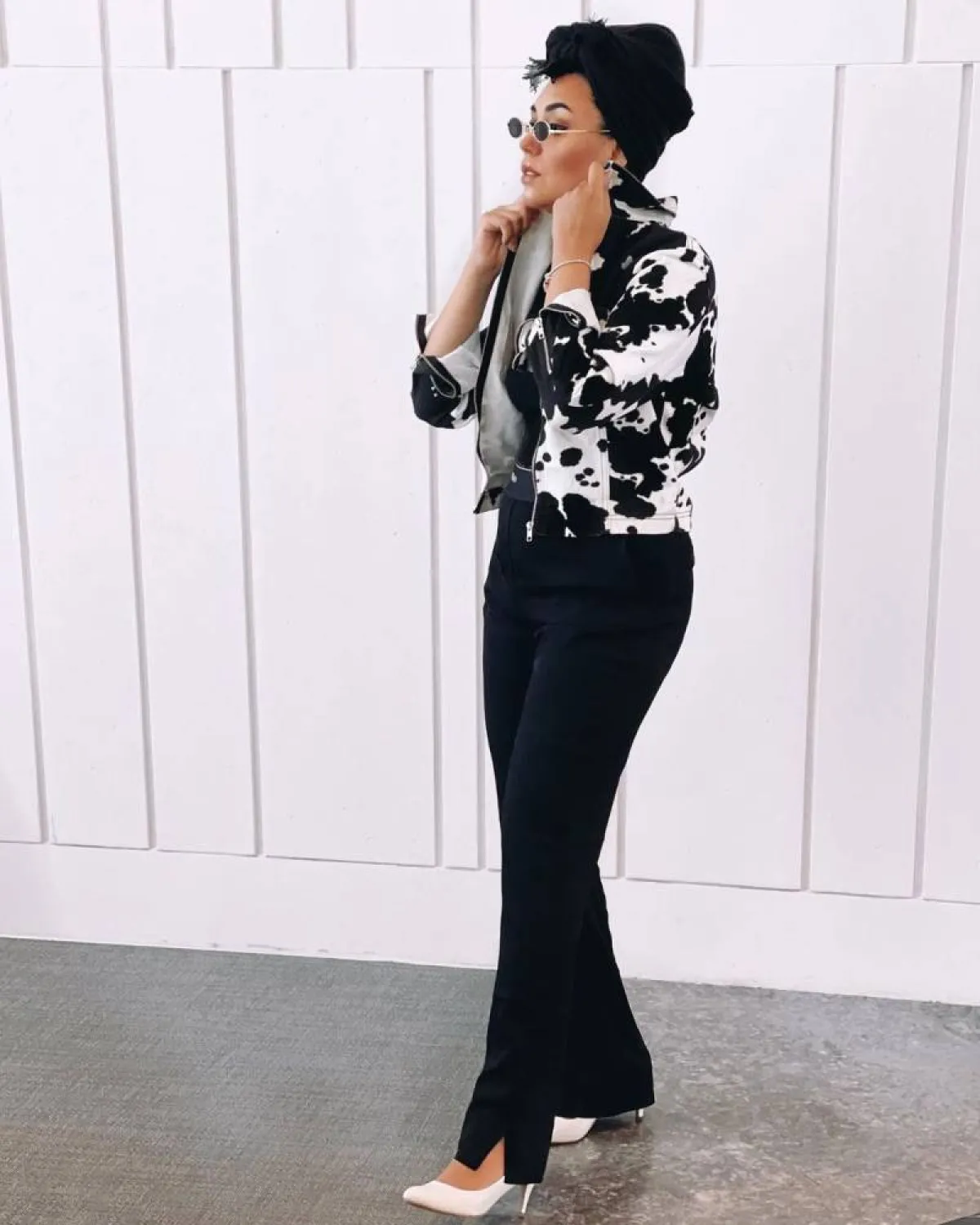 مي إبراهيم بالتوربان الأسود مع الجاكيت القصير 