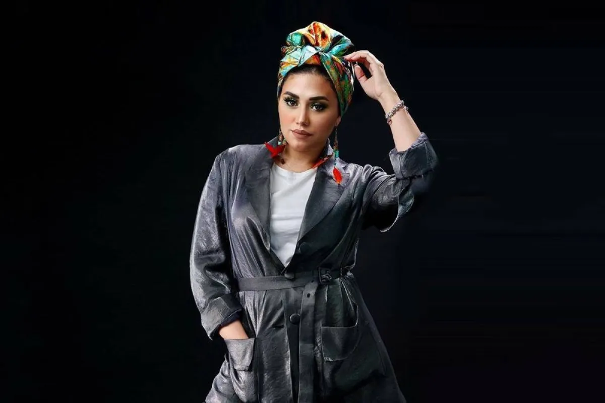 مي إبراهيم بتوربان أخضر مطبع بالورود 