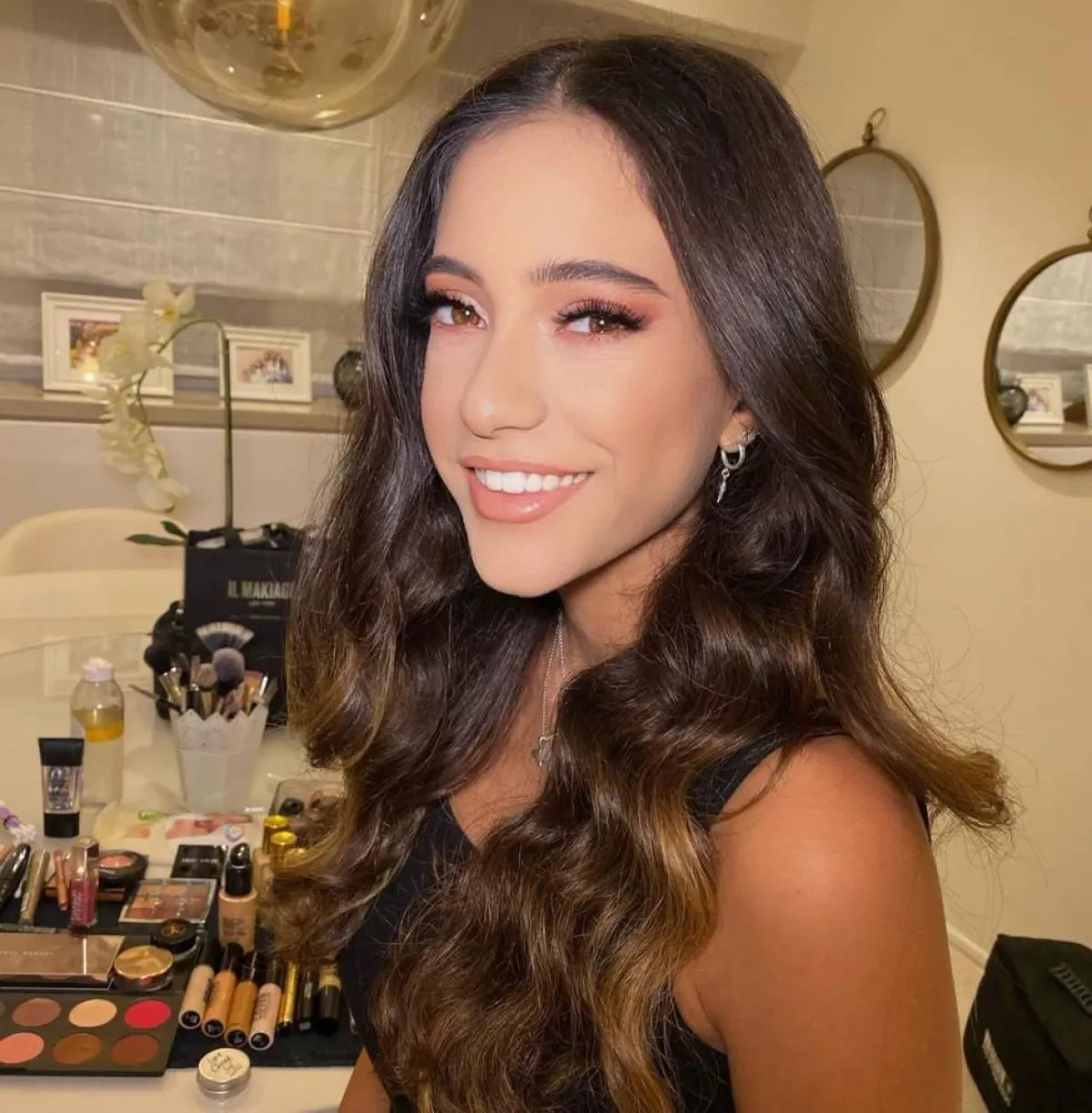 مكياج نيود ناعم للمرأة العاملة مع بلاشر وأحمر شفاه خوخي  