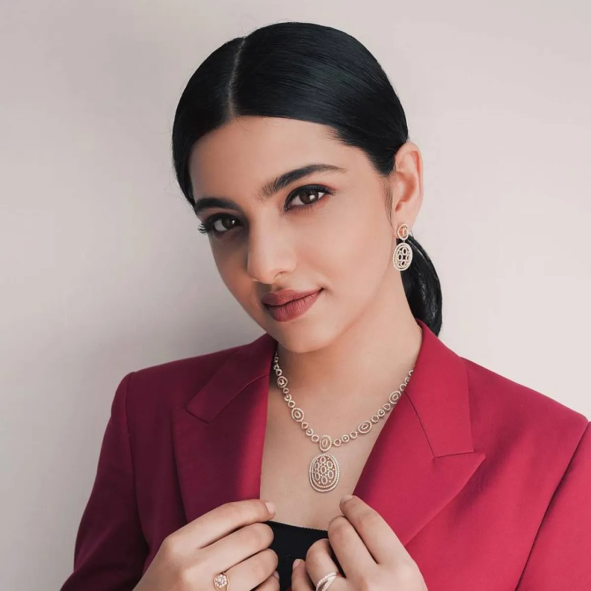 مكياج للمرأة العاملة بأحمر شفاه وردي داكن ورسمة آيلاينر رفيعة