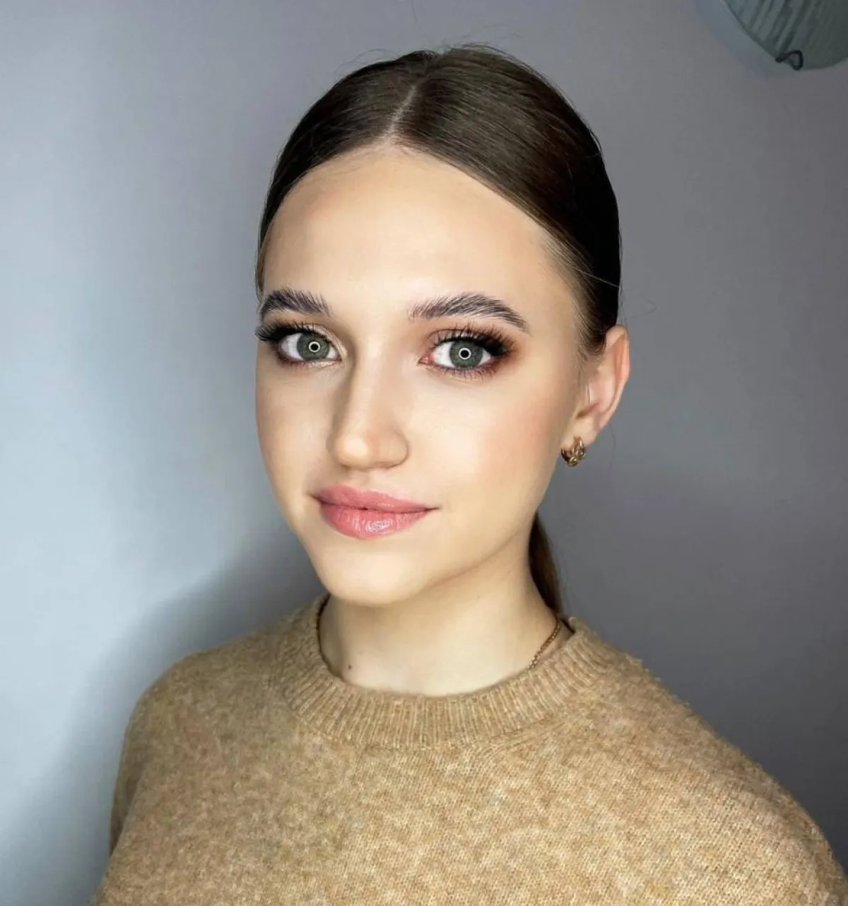 مكياج للمرأة العاملة بأحمر شفاه وردي وبلاشر وردي خفيف 