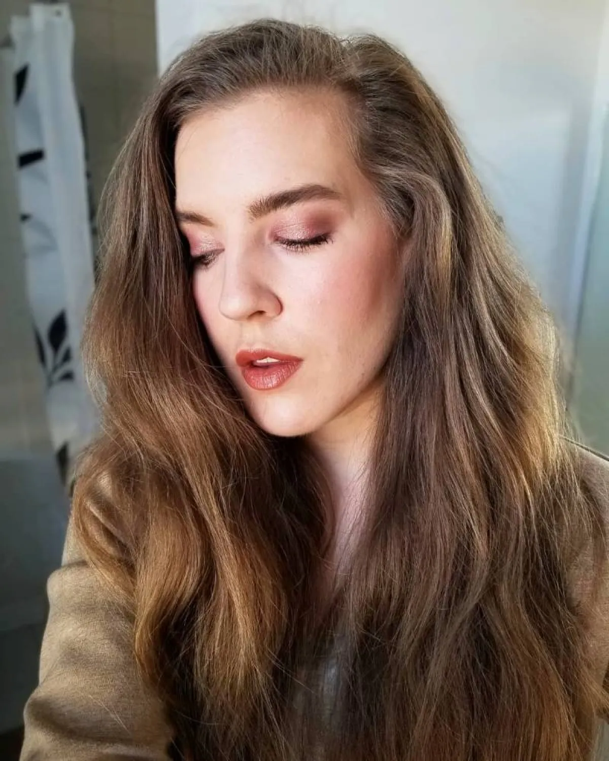 مكياج للمرأة العاملة بدرجات بلاشر نيود فاتحة مع أحمر شفاه وردي 