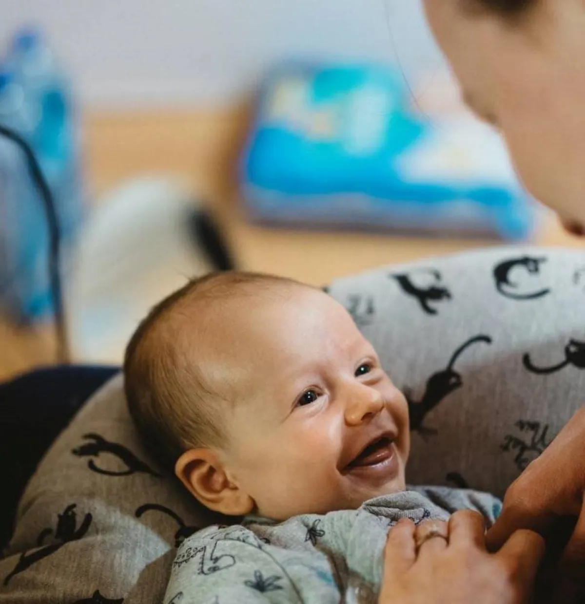 صورة لرضيع يستمتع بالرضاعة الطبيعية