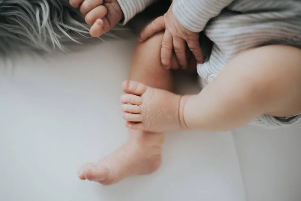 صورة لمولود يرفع قدمه