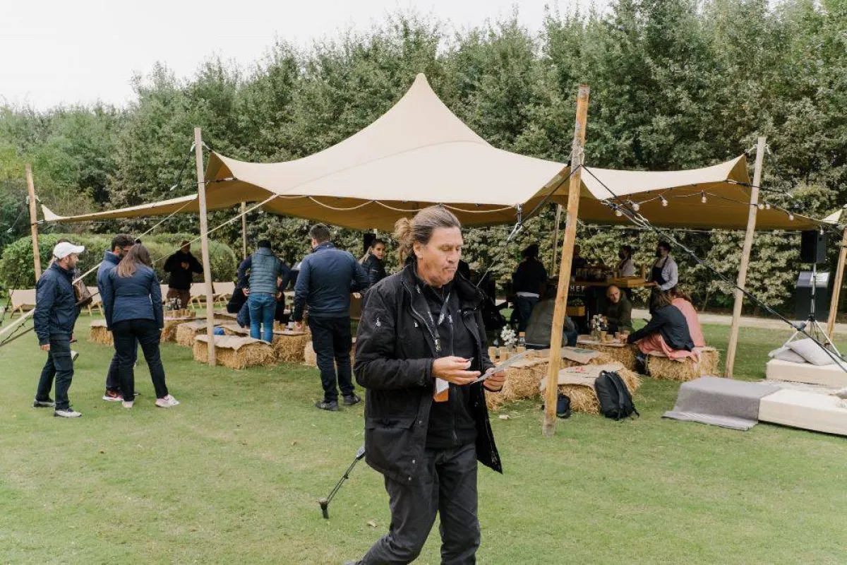 مكان خصص للاستراحة وتناول الطعام في المتنزه