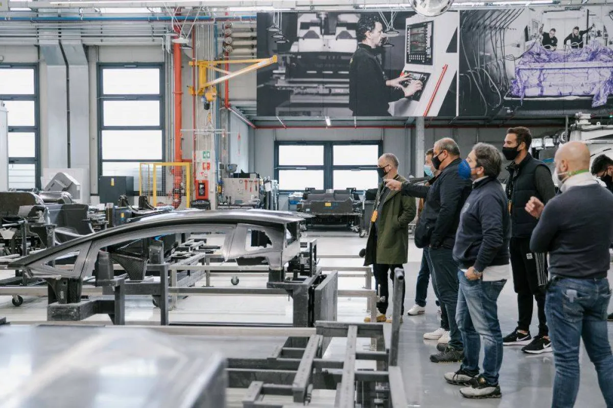 قسم إنتاج هياكل السيارات من ألياف الكربون