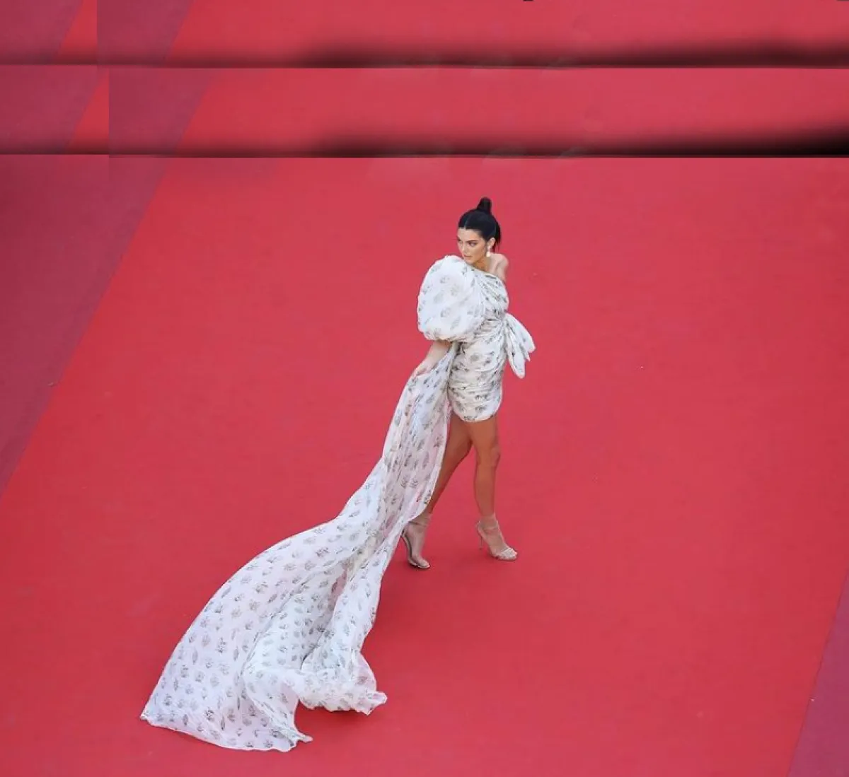 كيندال جينير ترتدي الأبيض مع ذيل طويل