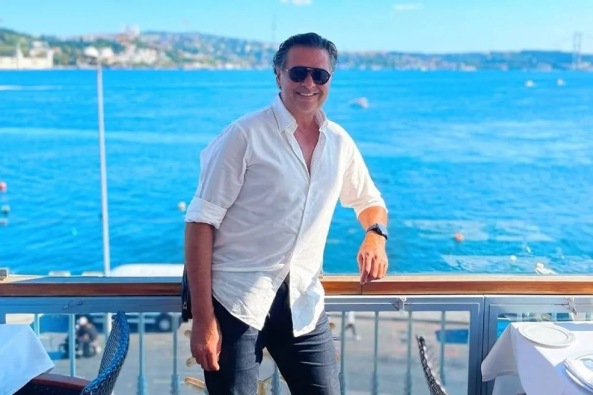 راغب علامة بقميص أبيض مع بنطلون جينز 