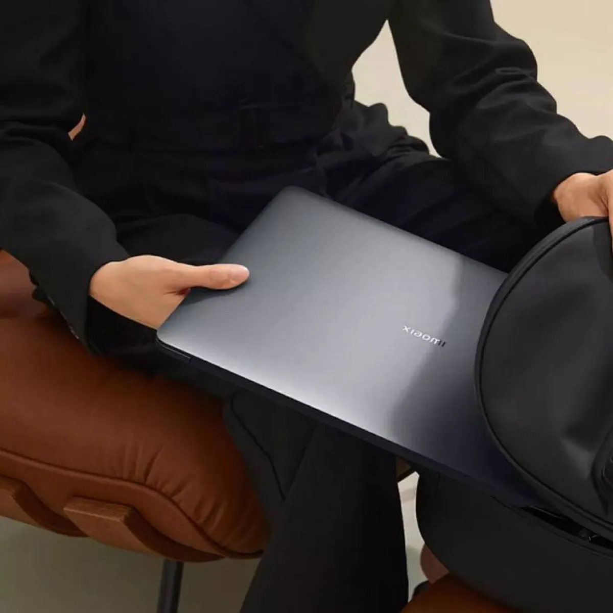 صورة توضح سهولة حمل اللاب توب داخل الحقيبة