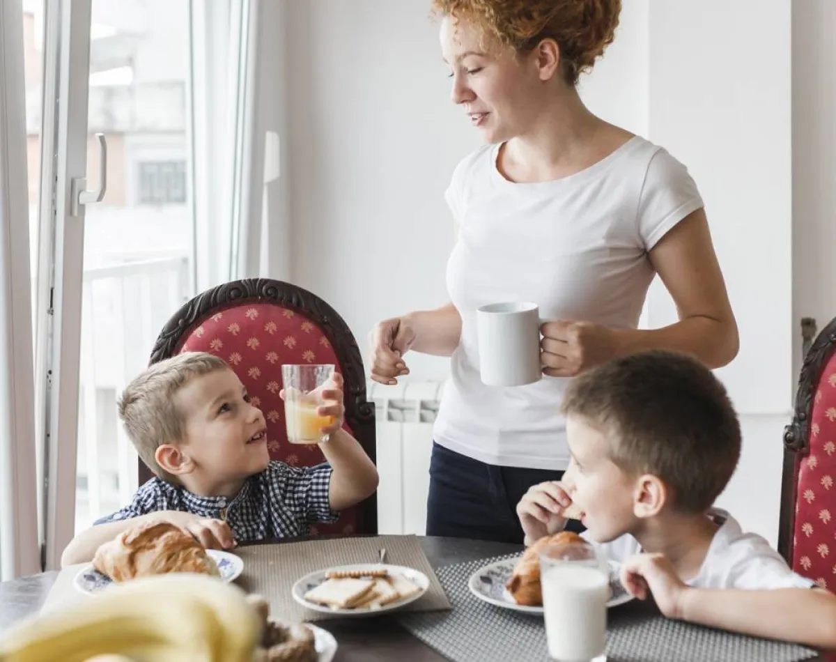 فوائد وأضرار الشاي بالحليب للأطفال